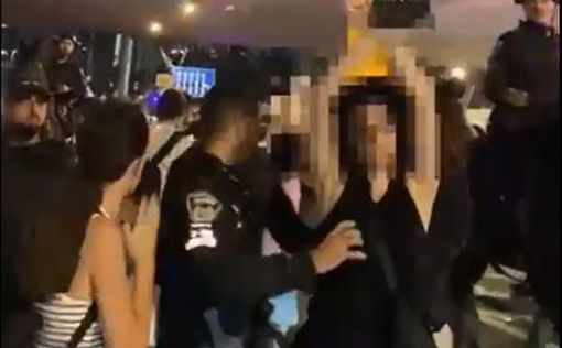 В Иерусалиме ищут полицейского, схватившего протестующую за грудь
