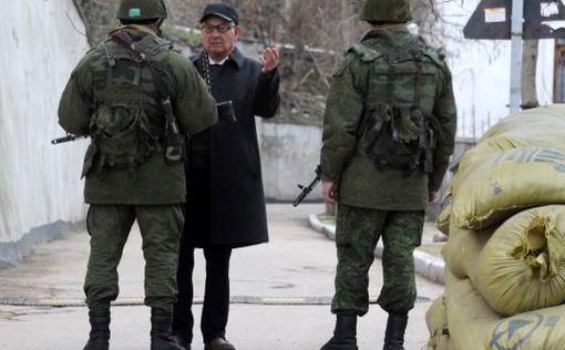 В Крыму российские военные захватывают воинские части