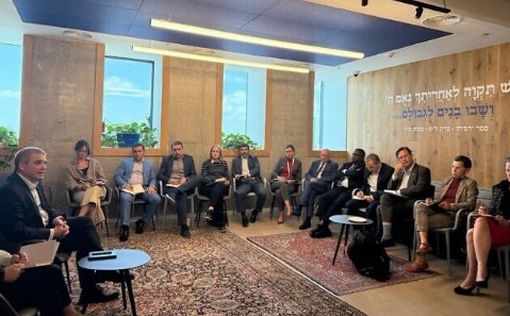 Галь Хирш провел брифинг с иностранными представителями