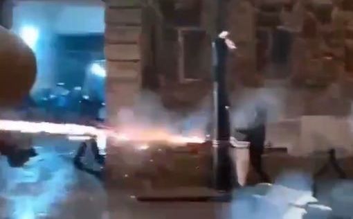 В Грузии протестующие задествовали против силовиков пулемет из феерверков